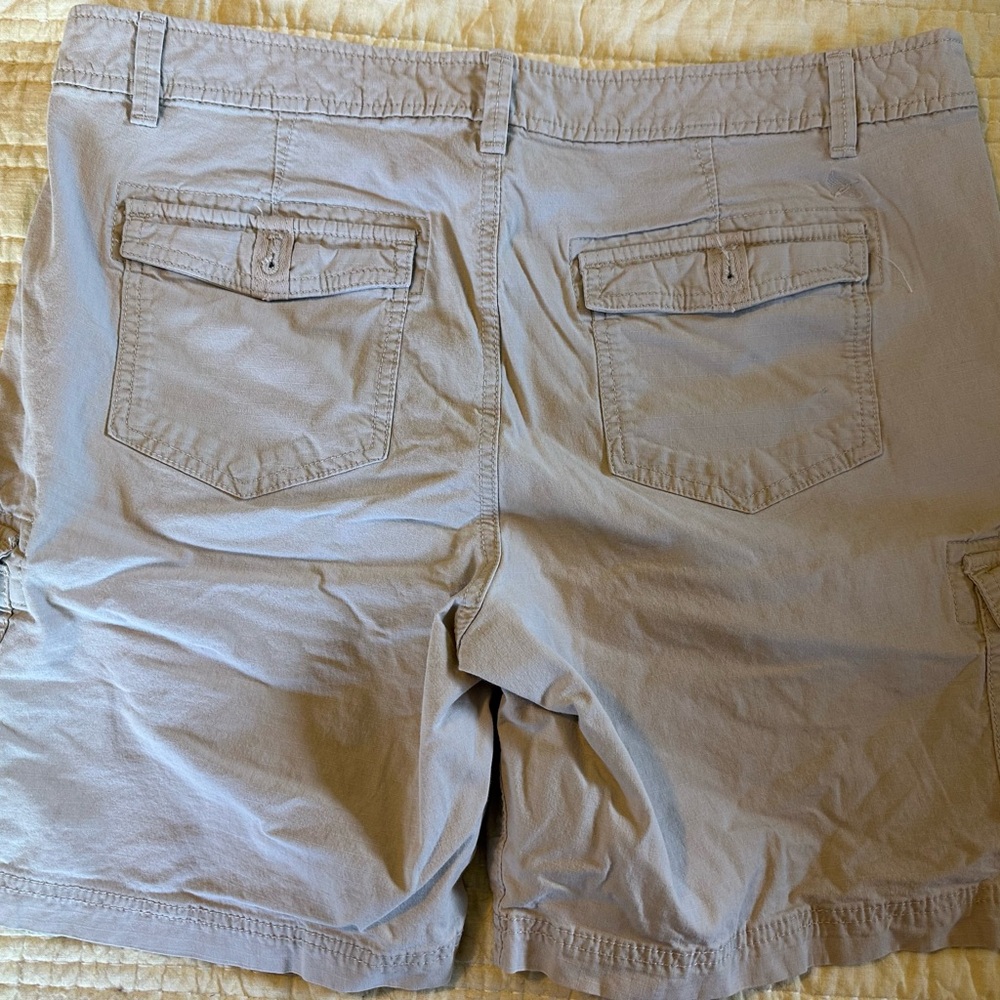 Eddie Bauer Women’s Tan Cargo Shorts size 12 - Picture 4 of 6